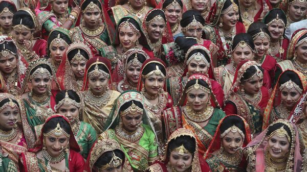 Indian brides wait for their ceremony at a mass wedding in Surat, India, Saturday, Dec. 21, 2019.  - Sputnik India