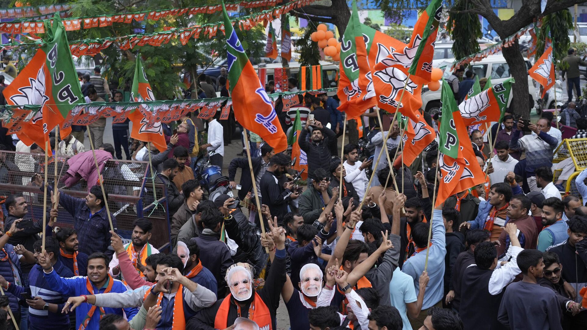 Supporters of India's ruling Bharatiya Janata Party, or BJP, celebrate early leads for the party in Rajasthan state elections in Jaipur, India, Sunday, Dec.3, 2023. - Sputnik भारत, 1920, 10.12.2023