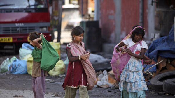 Ragpicker children carry recyclable material and walk at a yard on the outskirts of Jammu, India, Wednesday, Aug. 29, 2012. - Sputnik India