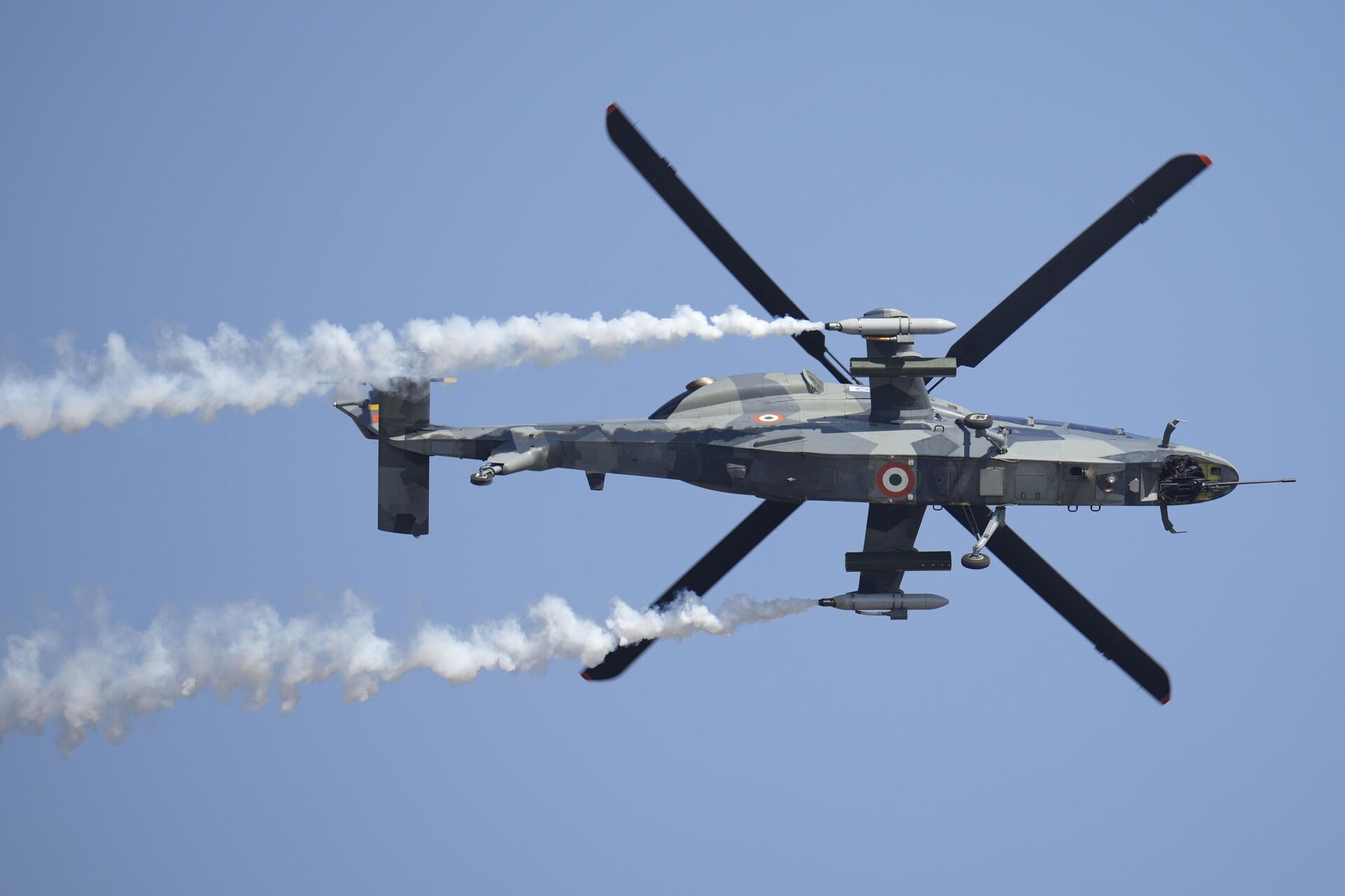 India's indigenous light combat helicopter Prachand performs aerobatic maneuvers during the inauguration of the Aero India 2023 at Yelahanka air base in Bengaluru, India, Monday, Feb. 13, 2023. - Sputnik भारत, 1920, 19.04.2024