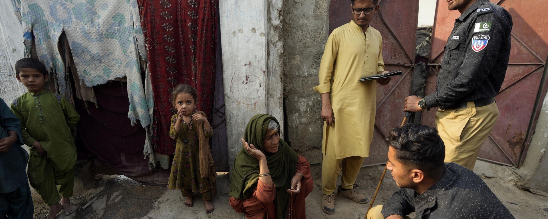 Pakistani police officers conducts biometric identification of a resident during a search operation against illegal immigrants at a neighbourhood of Karachi, Pakistan, Tuesday, Nov. 21, 2023. - Sputnik India, 1920, 05.12.2023
