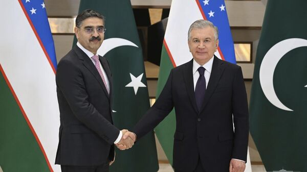 Uzbekistan's President Shavkat Mirziyoyev, right, and Pakistan's interim Prime Minister Anwaar-ul-Haq Kakar - Sputnik India