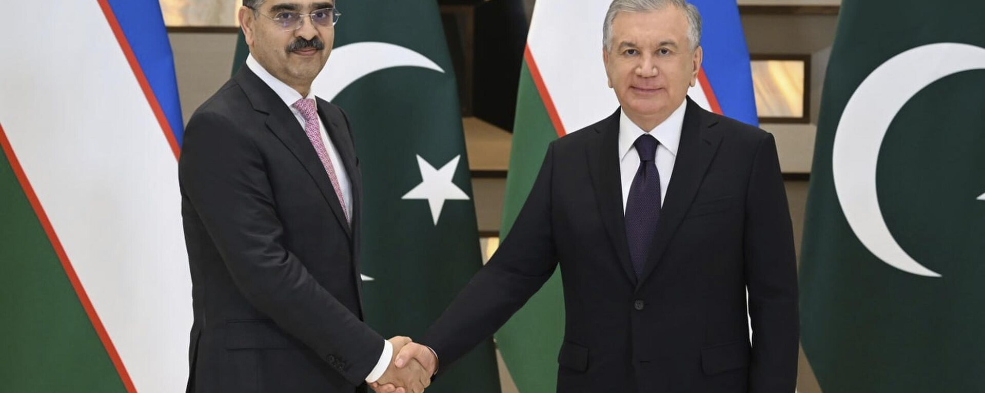 Uzbekistan's President Shavkat Mirziyoyev, right, and Pakistan's interim Prime Minister Anwaar-ul-Haq Kakar - Sputnik India, 1920, 05.12.2023