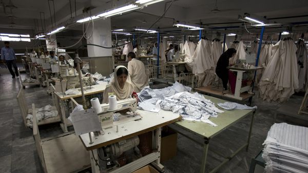 Employees work at a textile factory - Sputnik भारत