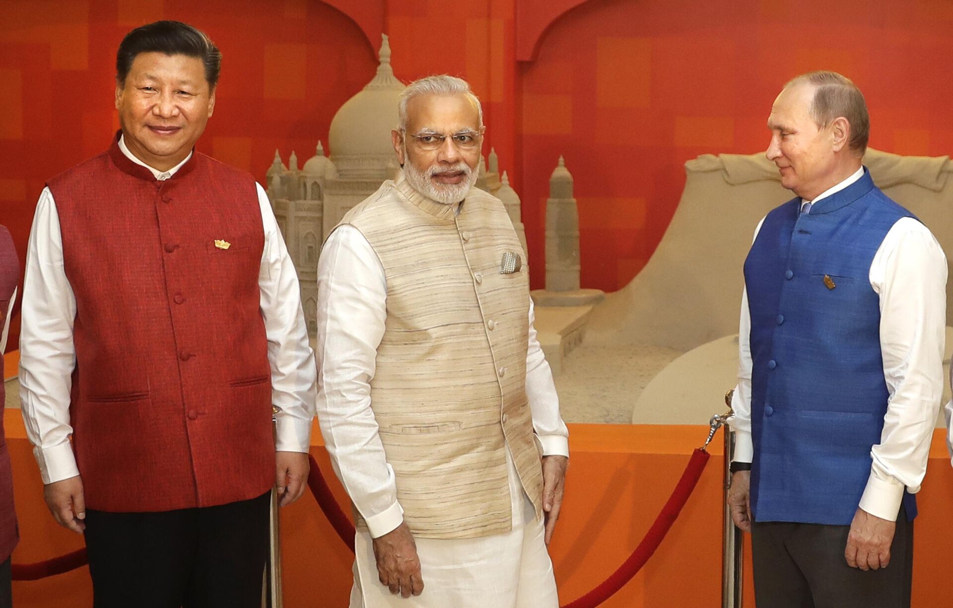 Indian Prime Minister Narendra Modi, center, Russian President Vladimir Putin, right, and Chinese President Xi Jinping stand for photographs prior to dinner hosted by Modi for leaders of BRICS nations in Goa, India, Oct.15, 2016 - Sputnik India, 1920, 19.04.2024