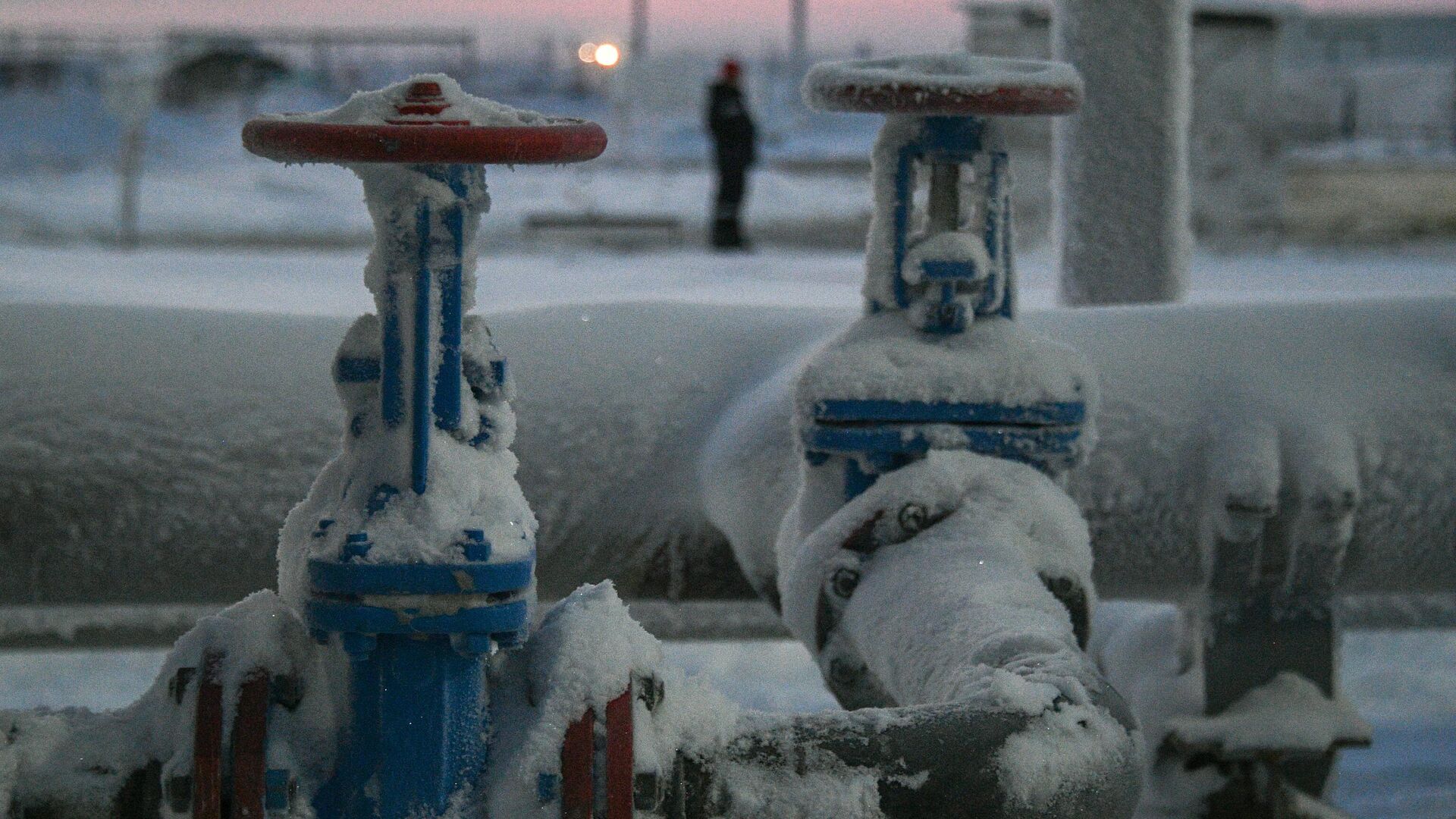 Valves and pipes are pictured at the Salmanovskoye (Utrenneye) oil and gas condensate field (OGCF) which will provide resources for the Arctic LNG 2 project owned by Russian gas producer Novatek on the Gydan Peninsula in the Yamalo-Nenets Autonomous Area, Russia. - Sputnik भारत, 1920, 06.12.2023