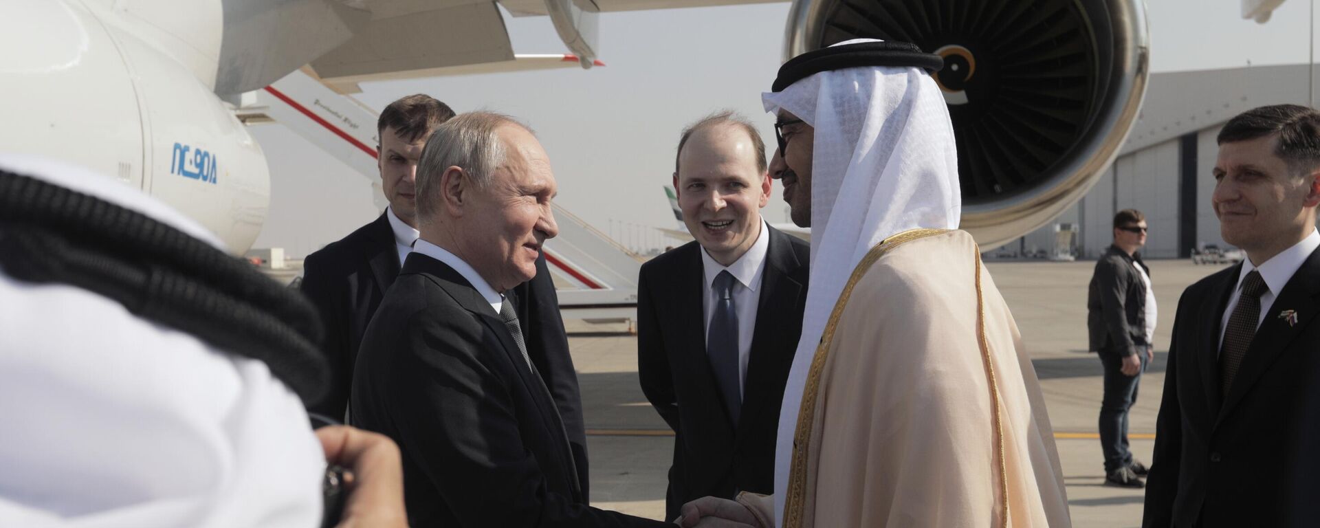 Russian President Vladimir Putin during a meeting at Abu Dhabi airport. Right: UAE Foreign Minister Sheikh Abdullah bin Zayed Al Nahyan. - Sputnik भारत, 1920, 06.12.2023
