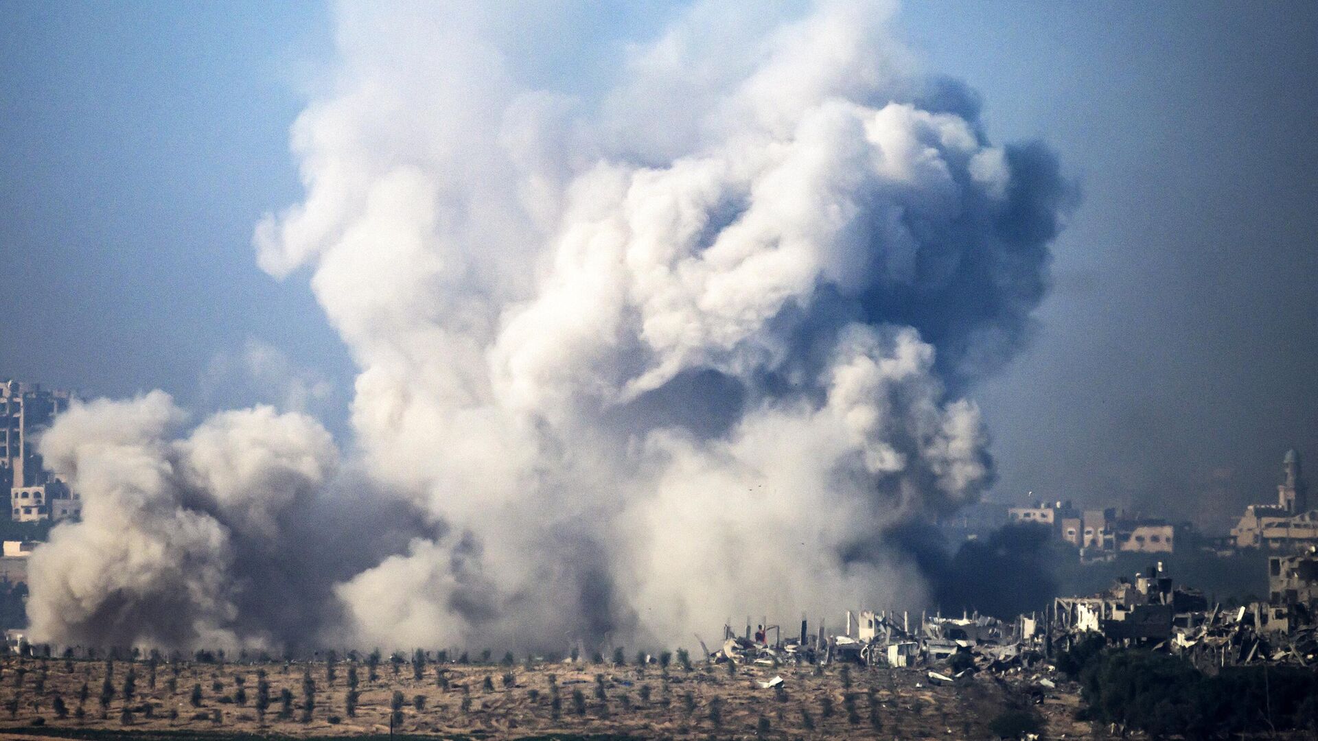 Дым, поднимающийся из зданий, пострадавших от израильских ударов в ходе боев между Израилем и боевиками ХАМАС - Sputnik भारत, 1920, 23.12.2023