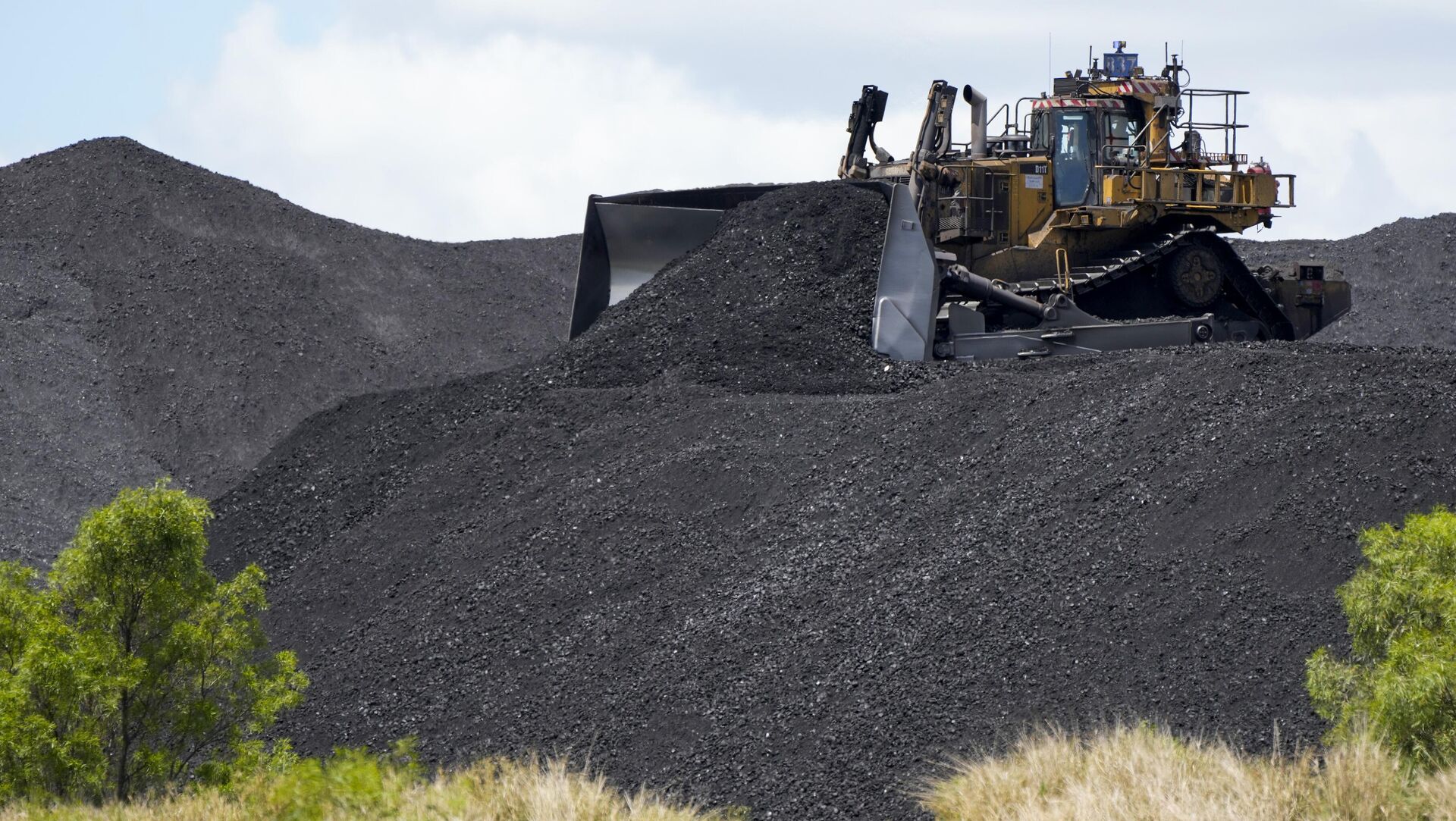 Heavy machinery moves coal at a mine near Muswellbrook in the Hunter Valley, Australia, Tuesday, Nov. 2, 2021.  - Sputnik India, 1920, 06.12.2023