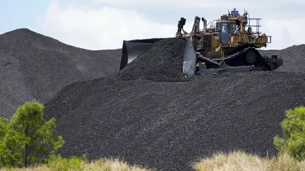 Heavy machinery moves coal at a mine near Muswellbrook in the Hunter Valley, Australia, Tuesday, Nov. 2, 2021.  - Sputnik भारत