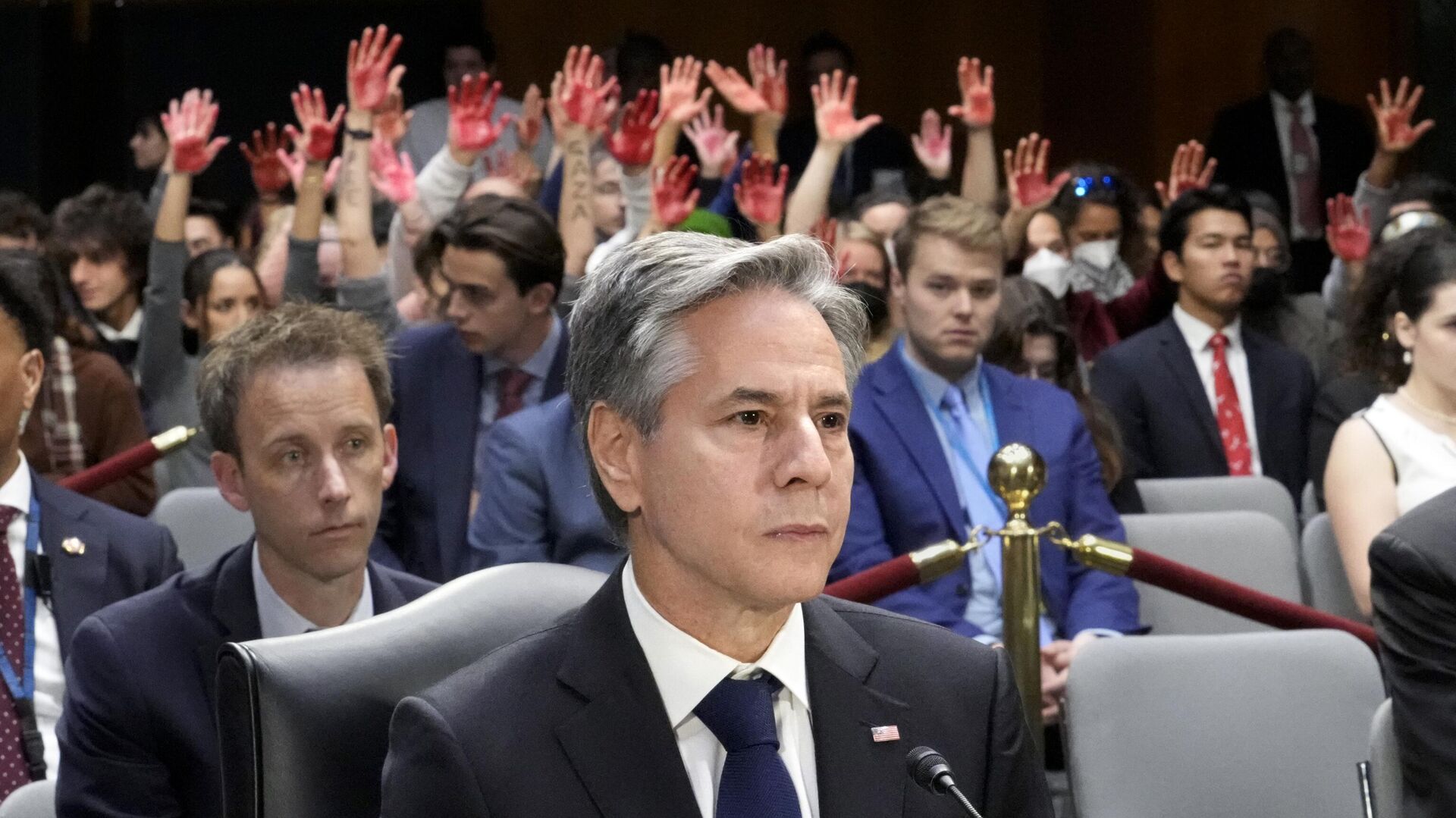 Secretary of State Antony Blinken pauses as his testimony to the Senate Appropriations Committee to aid to Israel and Ukraine is overwhelmed by shouts from protesters in the audience - Sputnik भारत, 1920, 07.12.2023