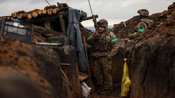 Ukrainian infantrymen of the 57th Separate Motorized Infantry Brigade Otaman Kost Khordienko stand in a trench at an undisclosed location near the town of Bakhmut, Donetsk region, eastern Ukraine on April 13, 2023, amid the Russian invasion of Ukraine. - Sputnik भारत