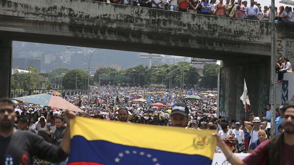 Opposition protesters in Venezuela shut down highways, bridges and other infrastructure as pressure mounts on President Nicolas Maduro to resign in favor of new elections - Sputnik India