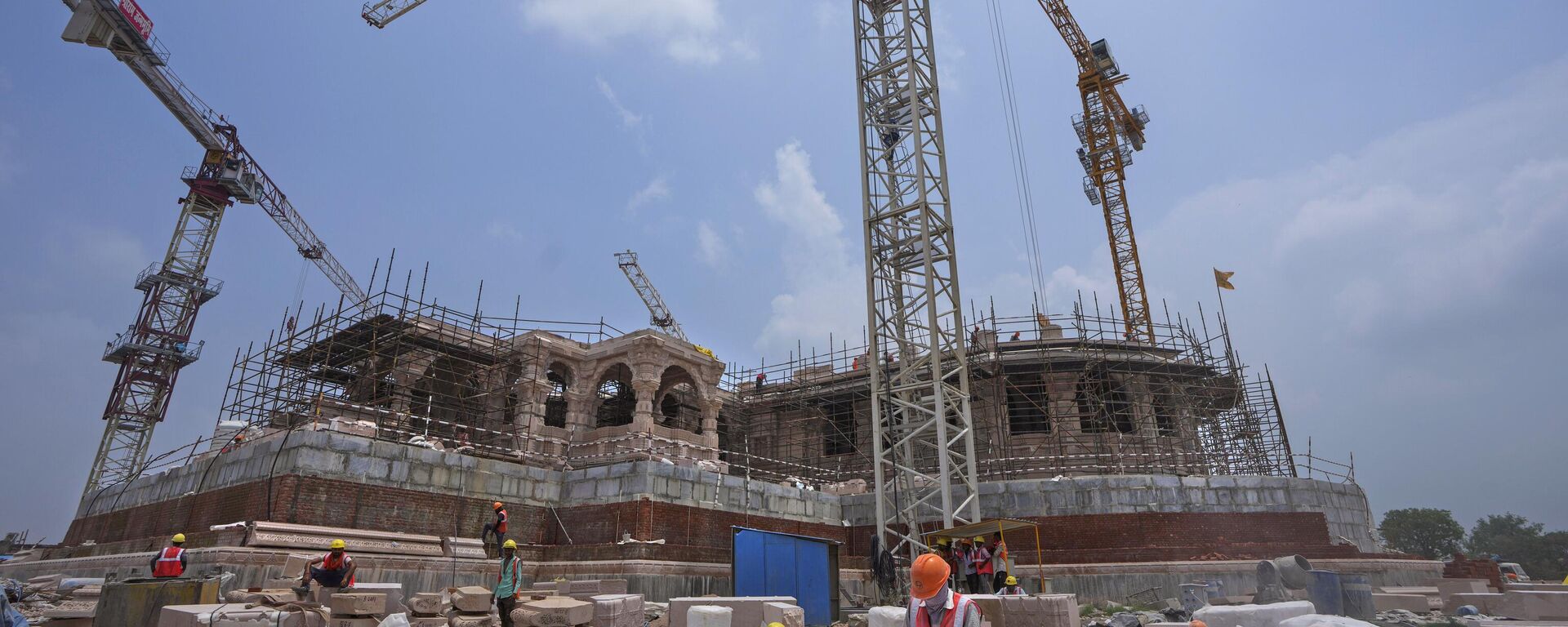 Workers are engaged in the construction of a temple of Hindu god Ram, at the site of demolished Babri Masjid mosque in Ayodhya, India, Sunday, July 9, 2023. - Sputnik भारत, 1920, 04.01.2024