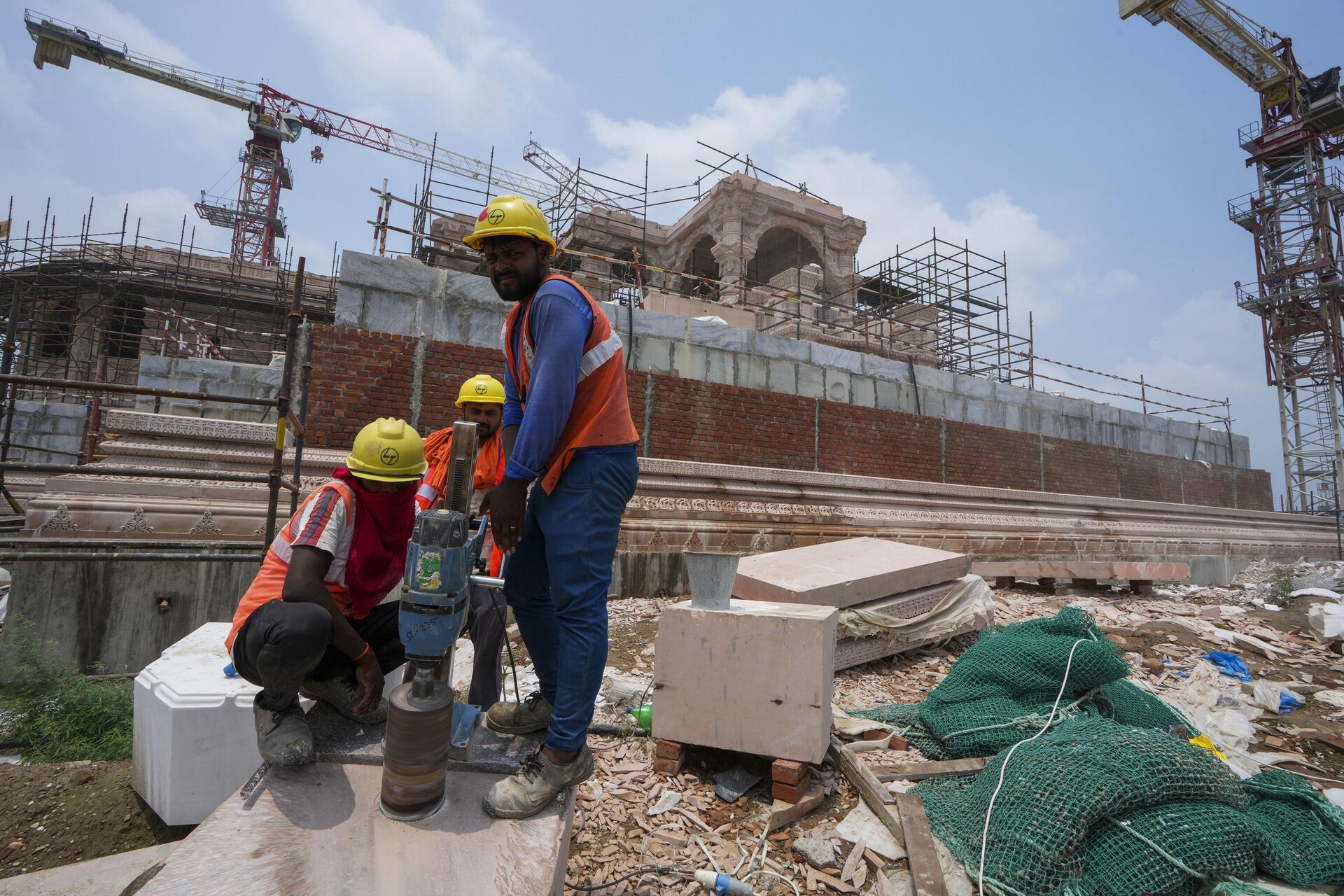 Workers are engaged in the construction of a temple of Hindu god Ram, at the site of demolished Babri Masjid mosque in Ayodhya, India, Sunday, July 9, 2023.  - Sputnik भारत, 1920, 08.12.2023