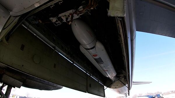 Loading cruise missiles onto Russia's Tu-95MS strategic bomber. File photo - Sputnik भारत