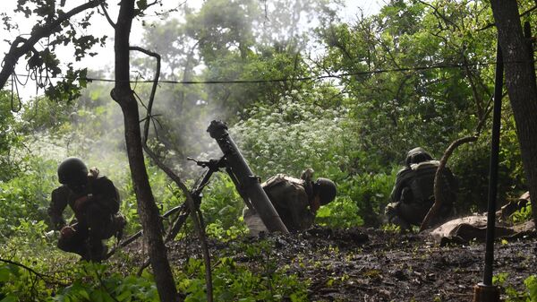 Russian servicemen of a mortar unit fire a 2B11 Sani (Sleigh) mortar towards Ukrainian positions, in the course of Russia's military operation in Ukraine, in Lugansk People's Republic, Russia - Sputnik भारत