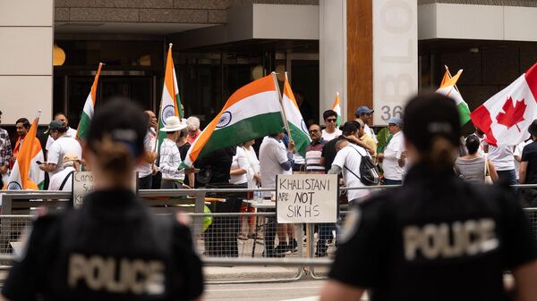 Pro-India counter-protestors demonstrate during a protest for the independence of Khalistan in front of the Indian Consulate in Toronto Canada, on July 8, 2023. - Sputnik India