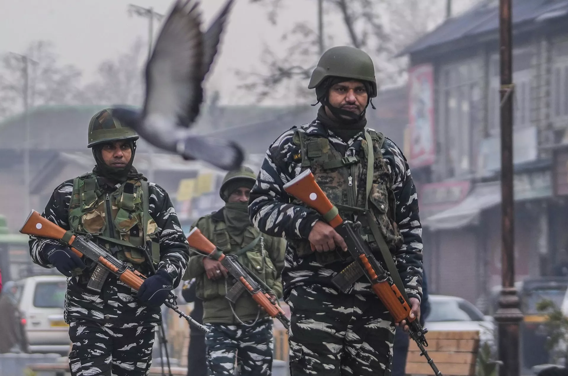 Indian paramilitary soldiers patrol at the main market in Srinagar, Monday, Dec. 11, 2023. - Sputnik India, 1920, 11.12.2023