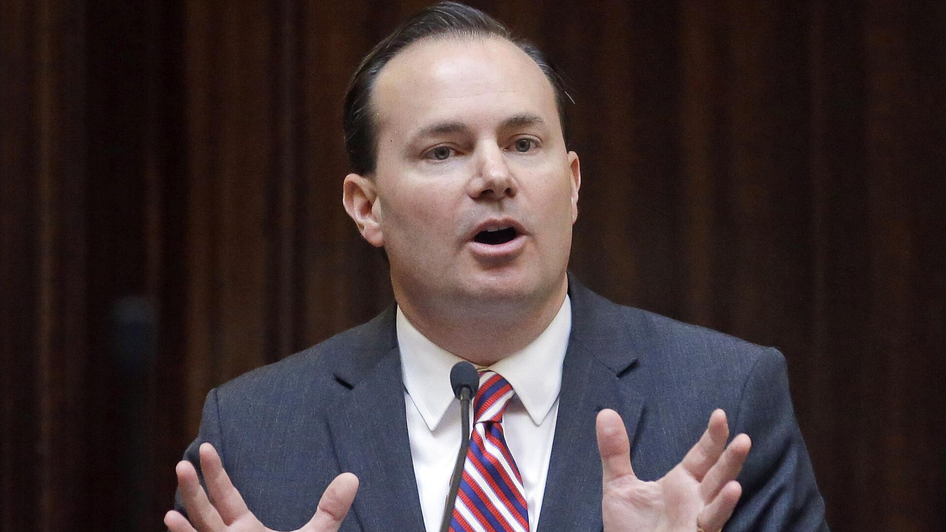 Utah Sen. Mike Lee speaks to the Utah House of Representatives at the Utah State Capitol Tuesday, Feb. 21, 2017, in Salt Lake City. Lee says he will look into whether President Donald Trump has violated the U.S. Constitution by being awarded valuable trademark rights to his own name by the Chinese government. - Sputnik भारत, 1920, 12.12.2023