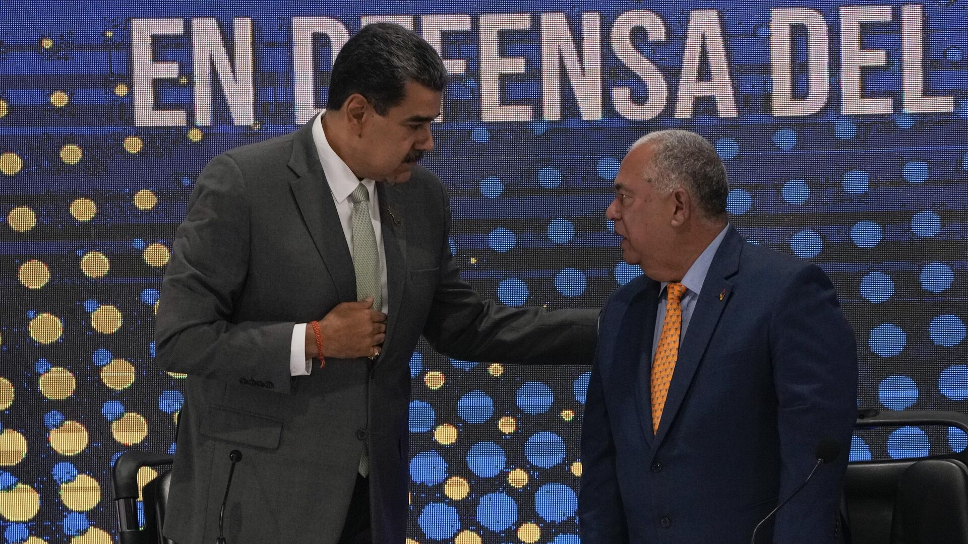 Venezuela's President Nicolas Maduro, left, speaks to National Electoral Council President Elvis Hidrobo Amoroso during the notification ceremony for the referendum about the future of a disputed territory with Guyana, in Caracas, Venezuela, Monday, Dec. 4, 2023. - Sputnik भारत, 1920, 12.12.2023