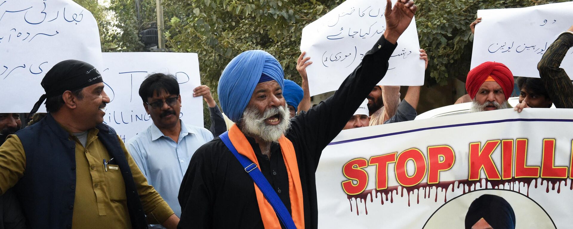 Members of Pakistan's Sikh community shout slogans as they hold banners during a protest in Quetta on September 23, 2023, to condemn the killing of a Sikh separatist Hardeep Singh Nijjar in Canada. - Sputnik India, 1920, 13.12.2023