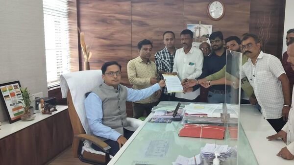 Indian diamond unit workers presenting a memorandum of an official in Surat - Sputnik India