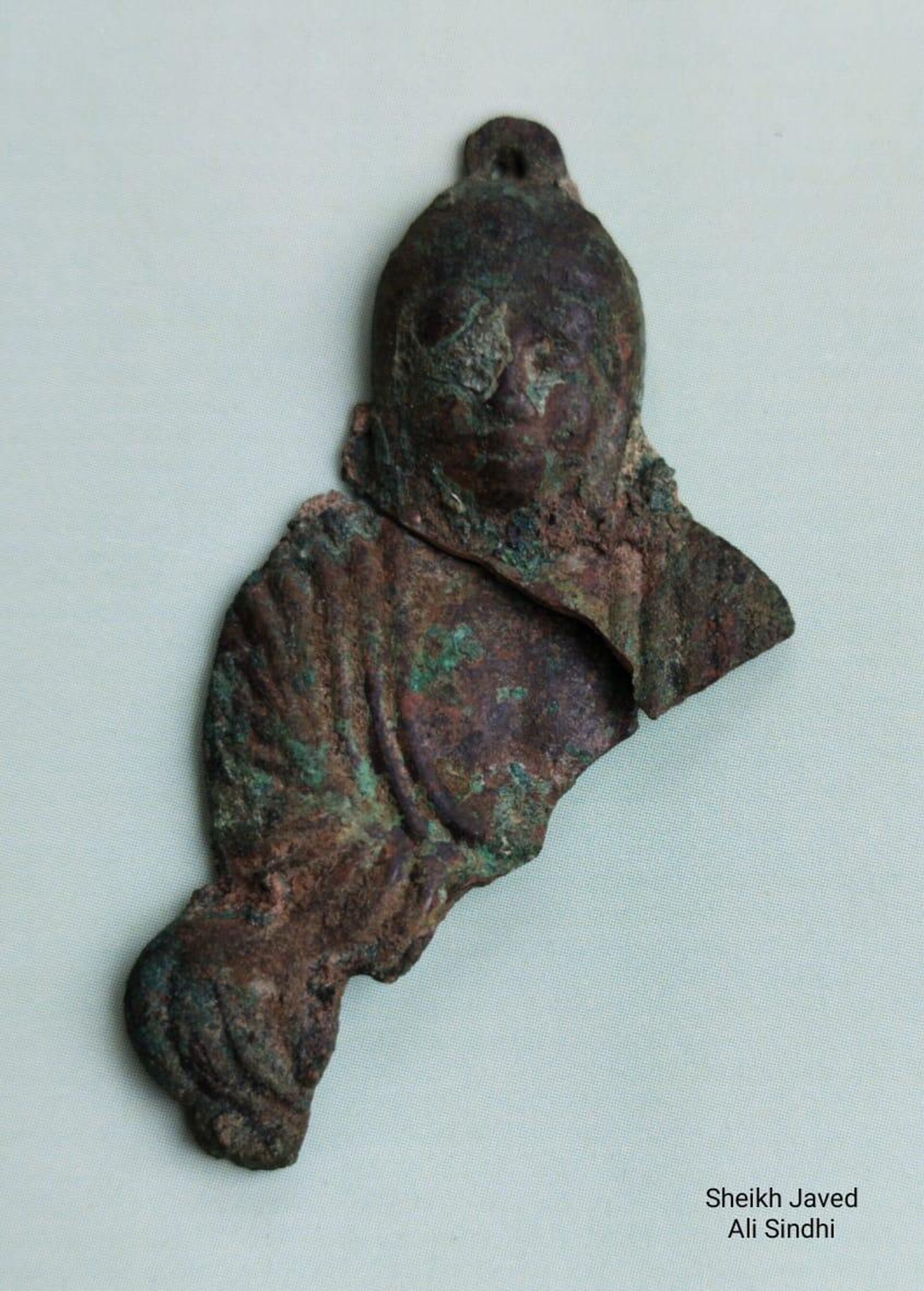 A bronze pendent of Buddha found during excavation at Mohenjo-Daro site - Sputnik India, 1920, 18.12.2023
