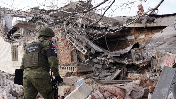 A Russian Investigative Committee officer explores a building destroyed after a recent shelling, as Russia's military operation in Ukraine continues, in Volnovakha, Donetsk People's Republic, Russia - Sputnik भारत