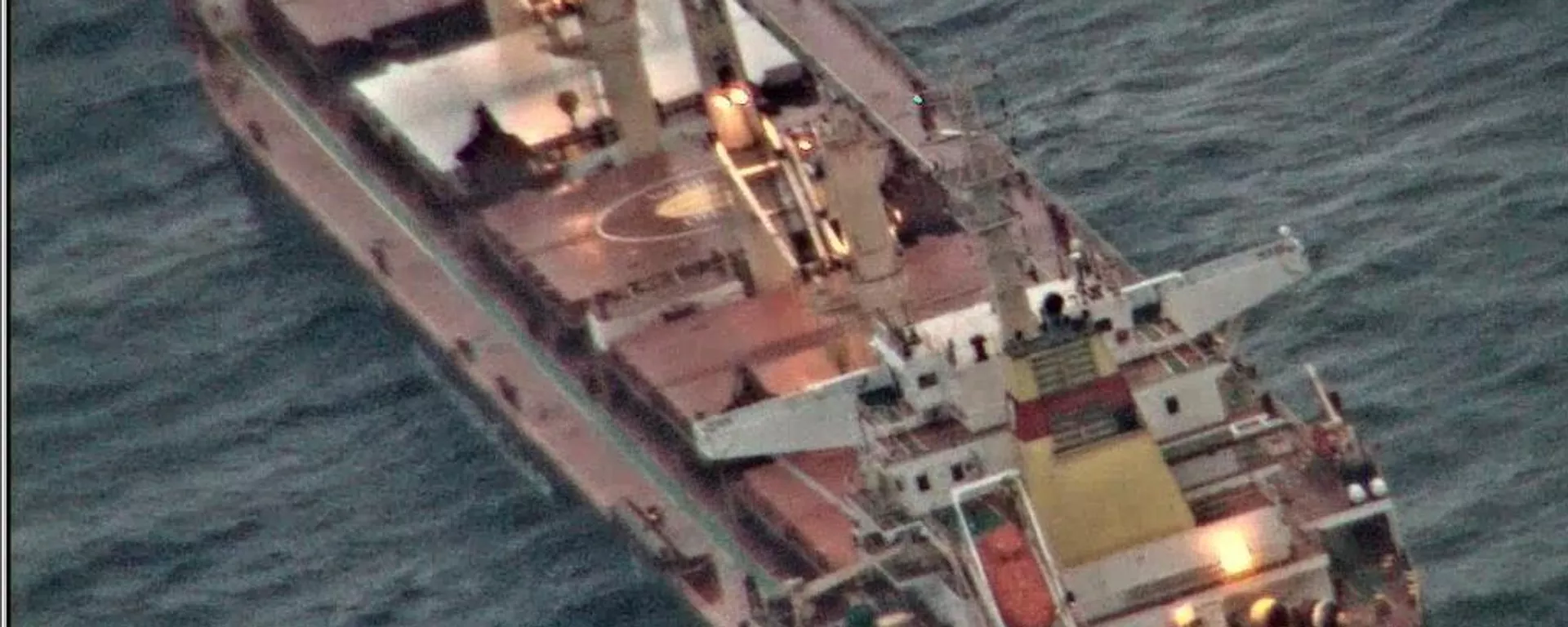 An Indian Navy warship successfully intercepts and closely monitors the movement of the hijacked vessel. - Sputnik भारत, 1920, 16.12.2023