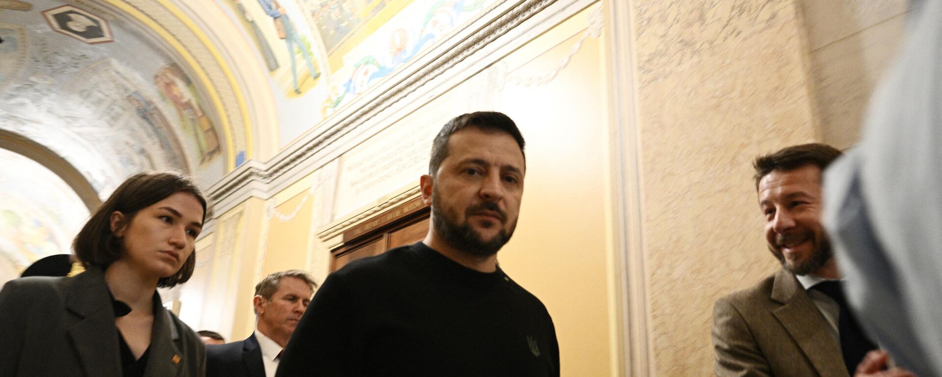 Ukrainian President Volodymyr Zelensky  walks through the US Capitol as he meets with lawmakers on Capitol Hill in Washington, DC, on December 12, 2023. - Sputnik भारत, 1920, 16.12.2023