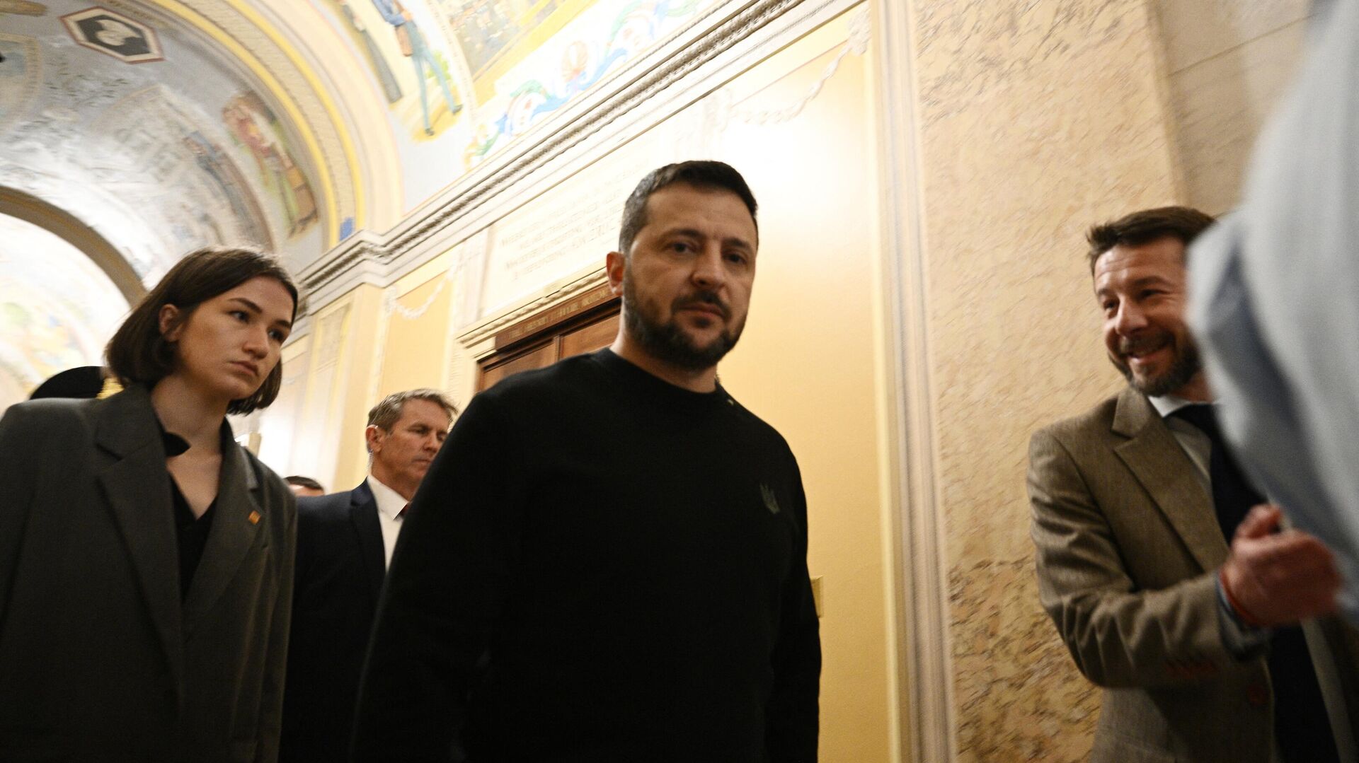 Ukrainian President Volodymyr Zelensky  walks through the US Capitol as he meets with lawmakers on Capitol Hill in Washington, DC, on December 12, 2023. - Sputnik भारत, 1920, 16.12.2023