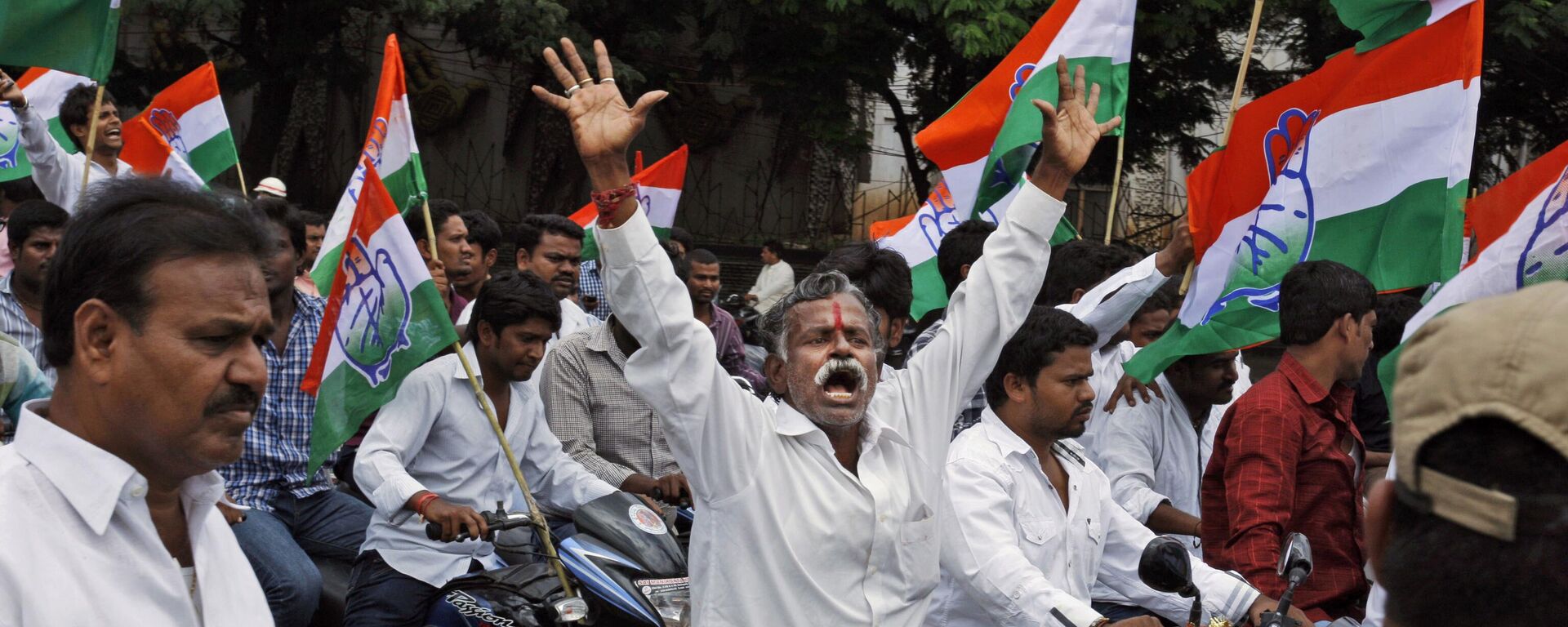Indian Congress members and supporters celebrate after India's Union Cabinet approved the creation of a new state “Telangana” in Hyderabad, India, Friday, Oct. 4, 2013. - Sputnik India, 1920, 18.12.2023