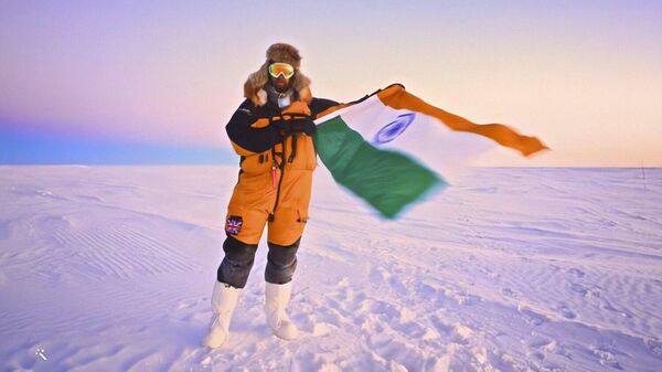 A member of an exploratory team from India waves country’s flag at the arctic region - Sputnik भारत
