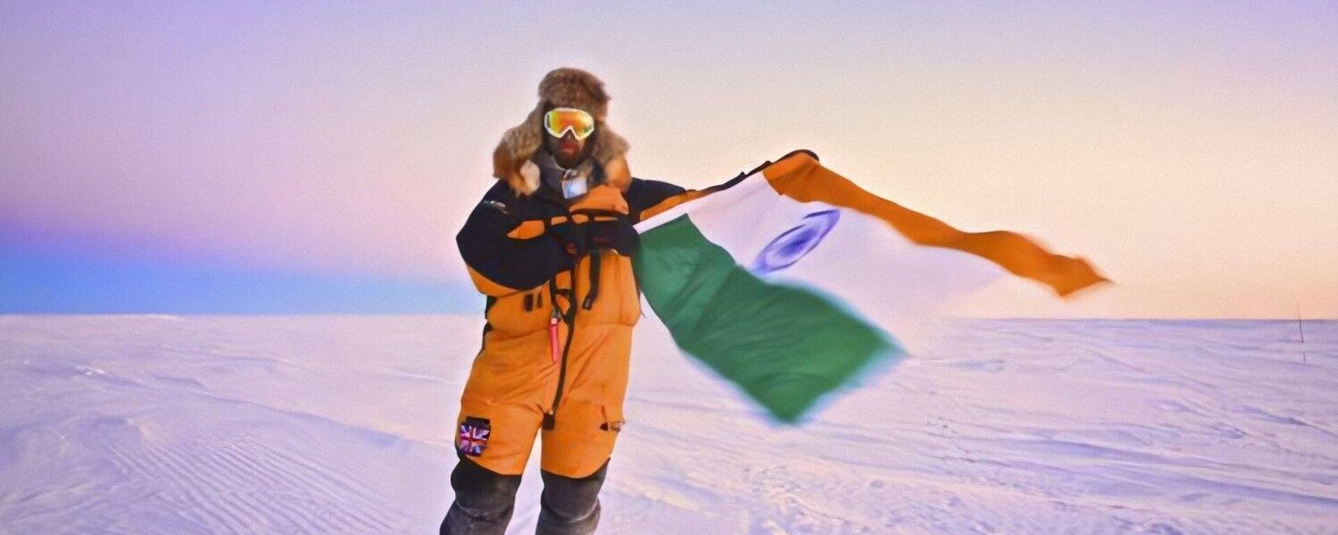 A member of an exploratory team from India waves country’s flag at the arctic region - Sputnik भारत, 1920, 18.12.2023