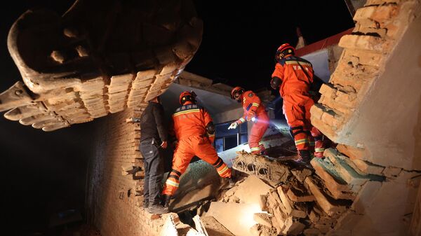 Rescue workers search a house for survivors after an earthquake in Kangdiao village, Dahejia, Jishishan County, in northwest China’s Gansu province on December 19, 2023. - Sputnik भारत