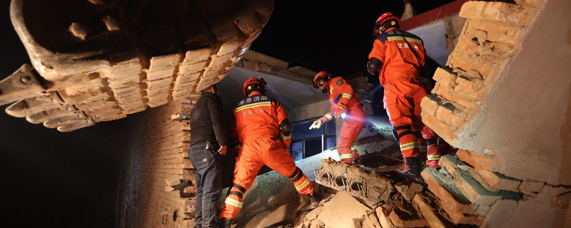 Rescue workers search a house for survivors after an earthquake in Kangdiao village, Dahejia, Jishishan County, in northwest China’s Gansu province on December 19, 2023. - Sputnik भारत, 1920, 19.12.2023