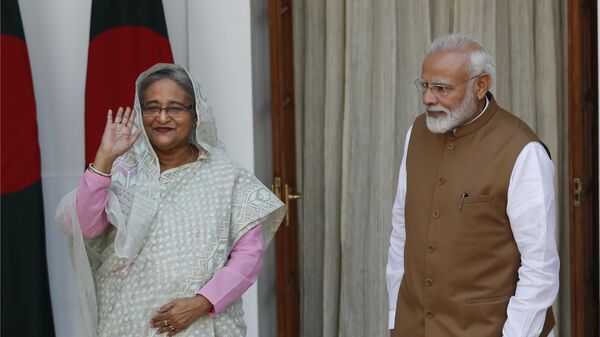 Indian Prime Minister Narendra Modi, right, watches his Bangladeshi counterpart Sheikh Hasina wave to the media before their meeting in New Delhi, India, Saturday, Oct. 5, 2019. - Sputnik भारत