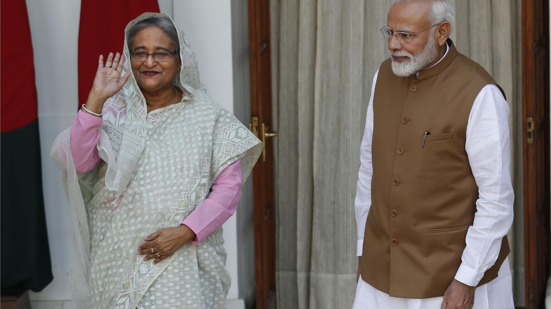 Indian Prime Minister Narendra Modi, right, watches his Bangladeshi counterpart Sheikh Hasina wave to the media before their meeting in New Delhi, India, Saturday, Oct. 5, 2019. - Sputnik भारत, 1920, 08.02.2024