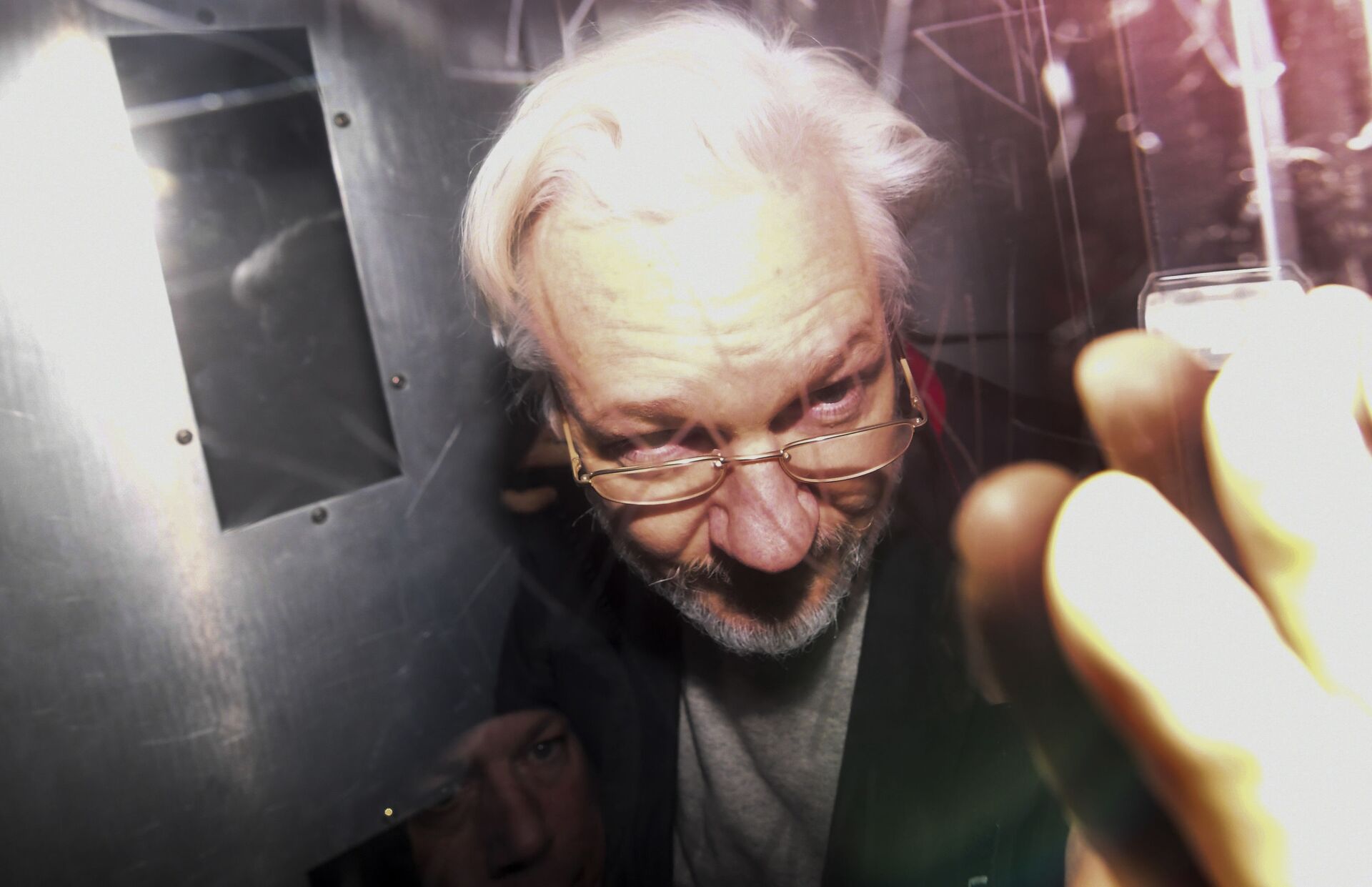 Wikileaks founder Julian Assange leaves in a prison van after appearing at Westminster Magistrates Court, for an administrative hearing in London, Monday, Jan. 13, 2020 - Sputnik India, 1920, 22.12.2023