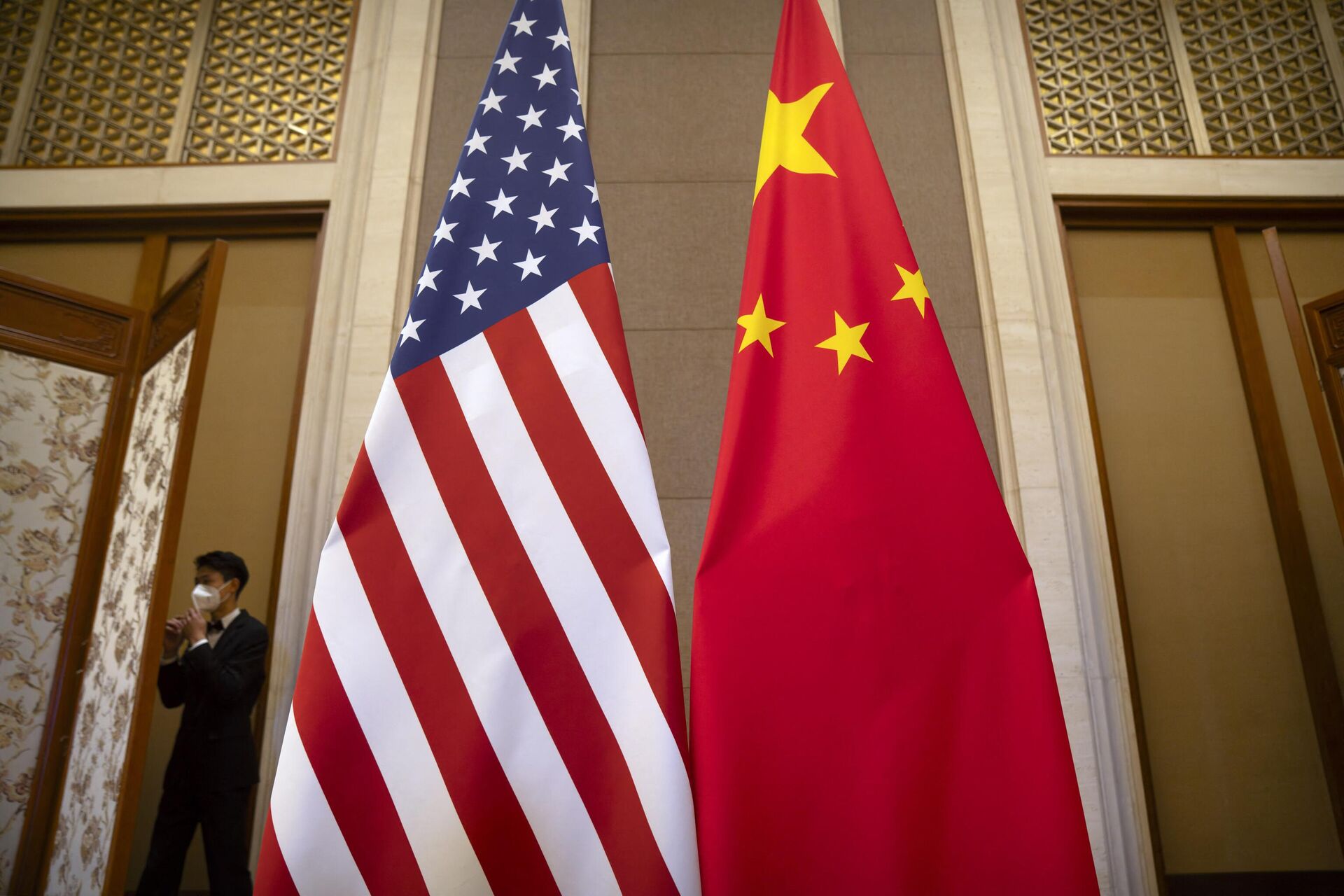US and Chinese flags are seen before a meeting between US Treasury Secretary Janet Yellen and Chinese Vice Premier He Lifeng at the Diaoyutai State Guesthouse in Beijing on July 8, 2023 - Sputnik India, 1920, 22.12.2023