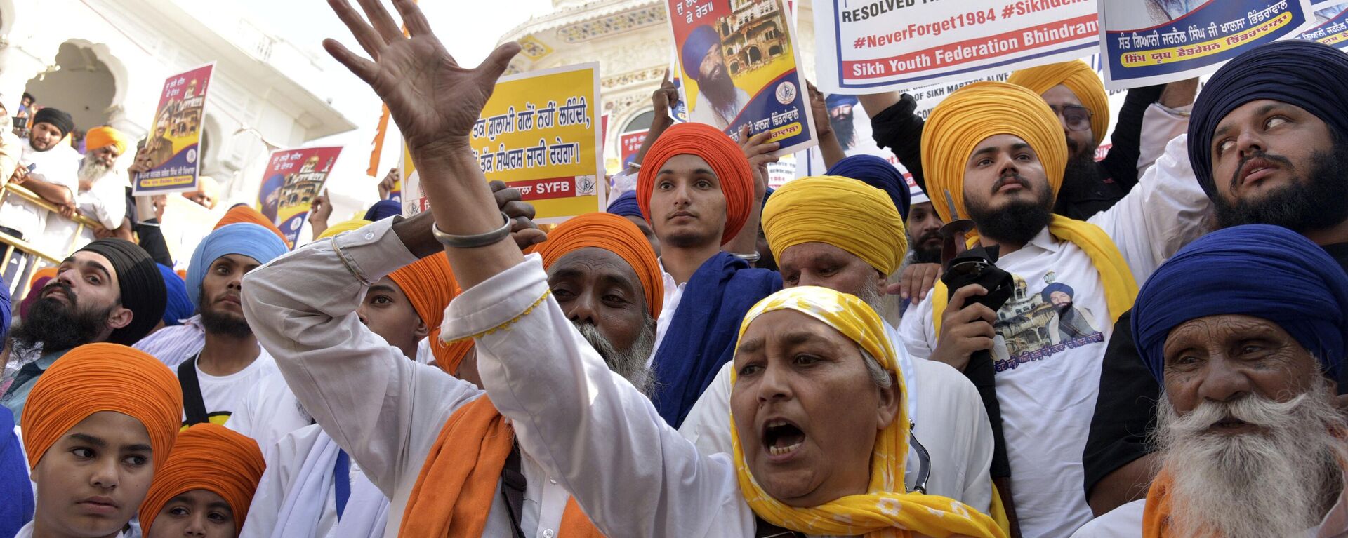 Activists from various Sikh organisations hold placards showing portraits of Jarnail Singh Bhindranwale, a Sikh militant leader who fought for an independent Sikh homeland, as they shout pro-Khalistan and anti-government slogans after offering prayers at the Golden Temple ahead of the anniversary of Operation Blue Star, in Amritsar, India, Tuesday, June 6, 2023. - Sputnik भारत, 1920, 23.12.2023