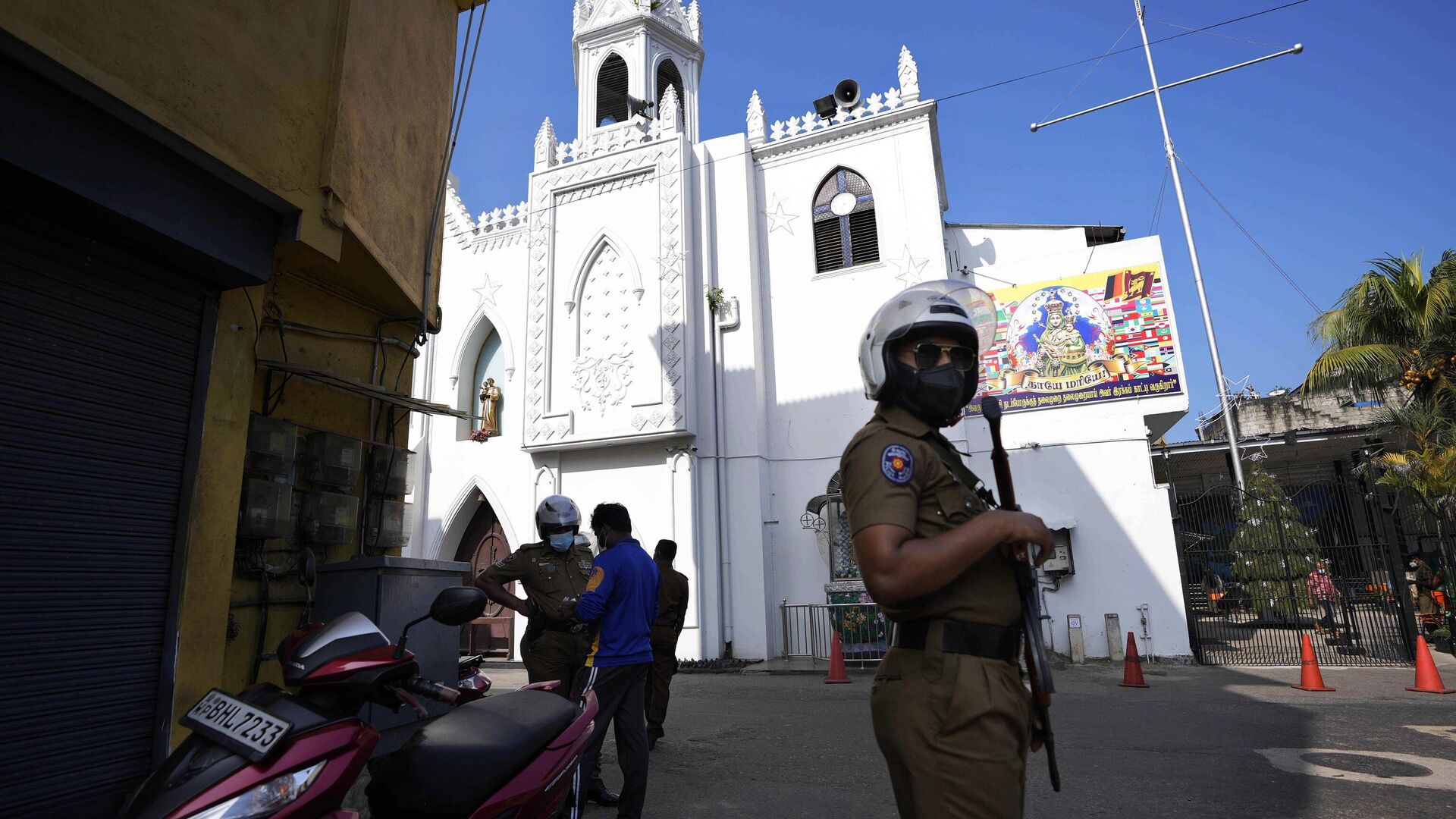 A Sri Lankan police officer stands guard outside at a church during Christmas festivities in Colombo, Sri Lanka, Saturday, Dec. 25, 2021. - Sputnik भारत, 1920, 25.12.2023