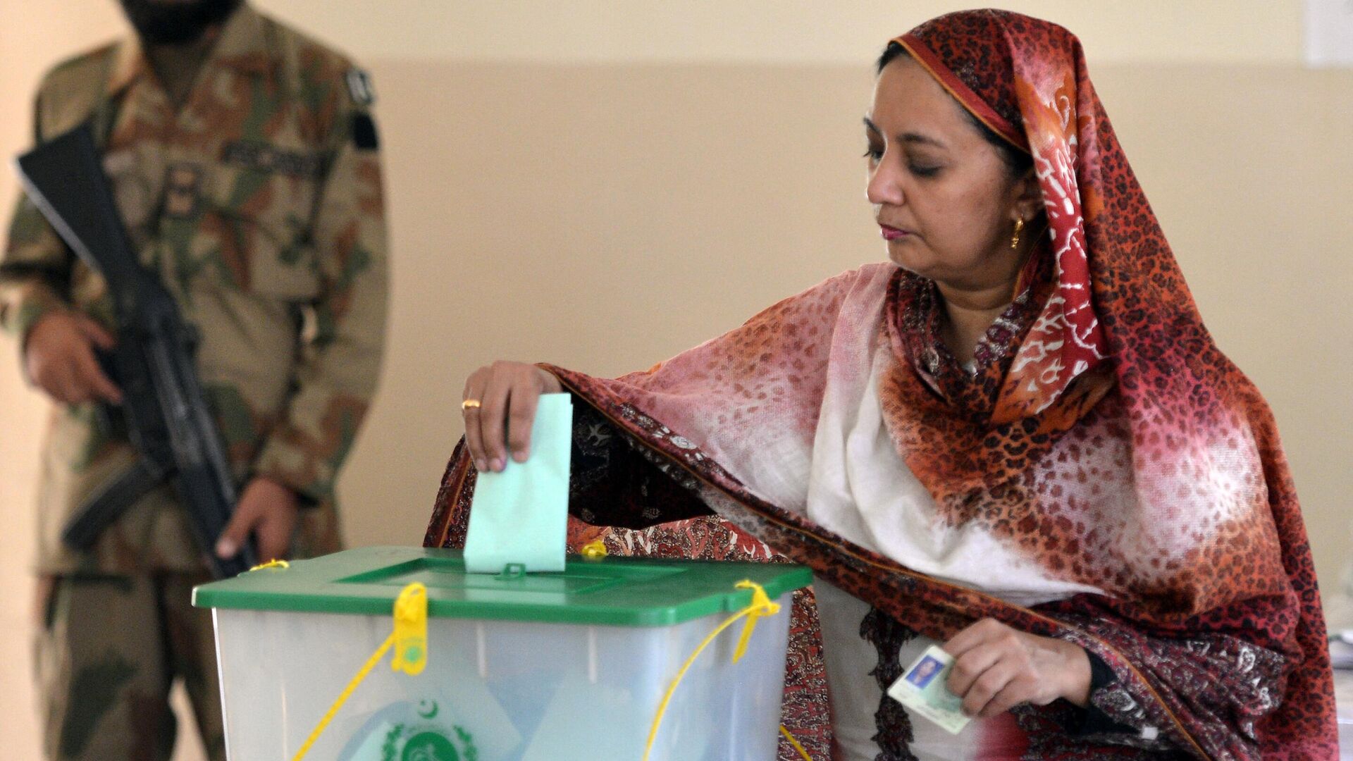 A Pakistani woman casts her vote during the country's by-election in several constituencies, in Islamabad on August 22, 2013.  - Sputnik भारत, 1920, 26.12.2023