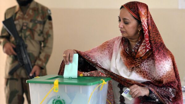 A Pakistani woman casts her vote during the country's by-election in several constituencies, in Islamabad on August 22, 2013.  - Sputnik India
