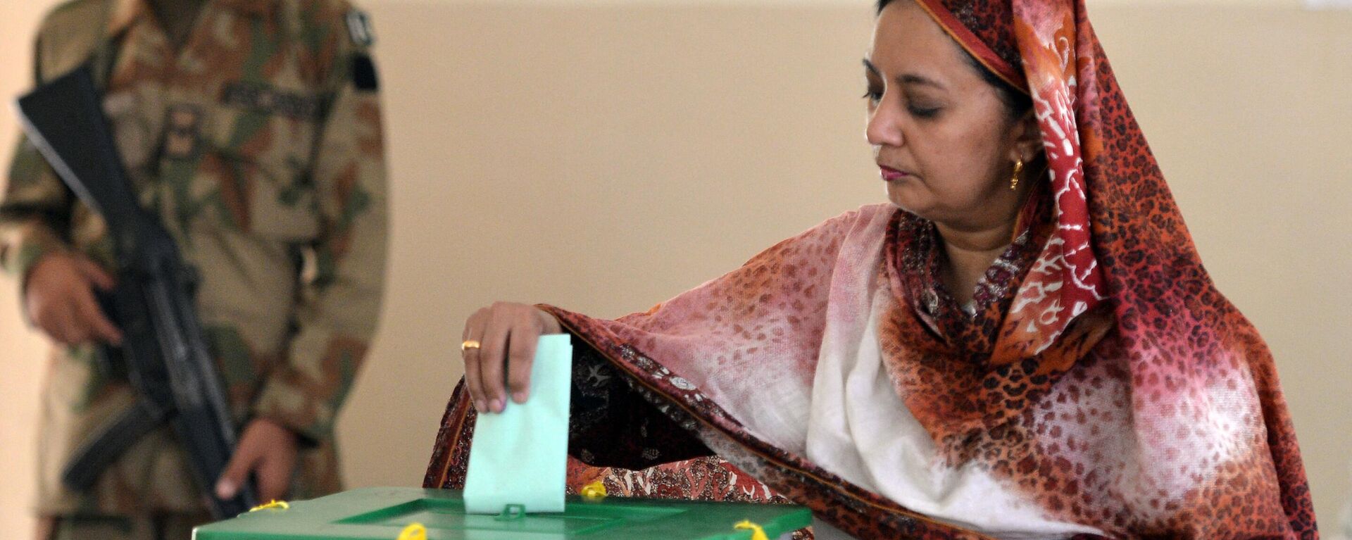 A Pakistani woman casts her vote during the country's by-election in several constituencies, in Islamabad on August 22, 2013.  - Sputnik भारत, 1920, 02.01.2024