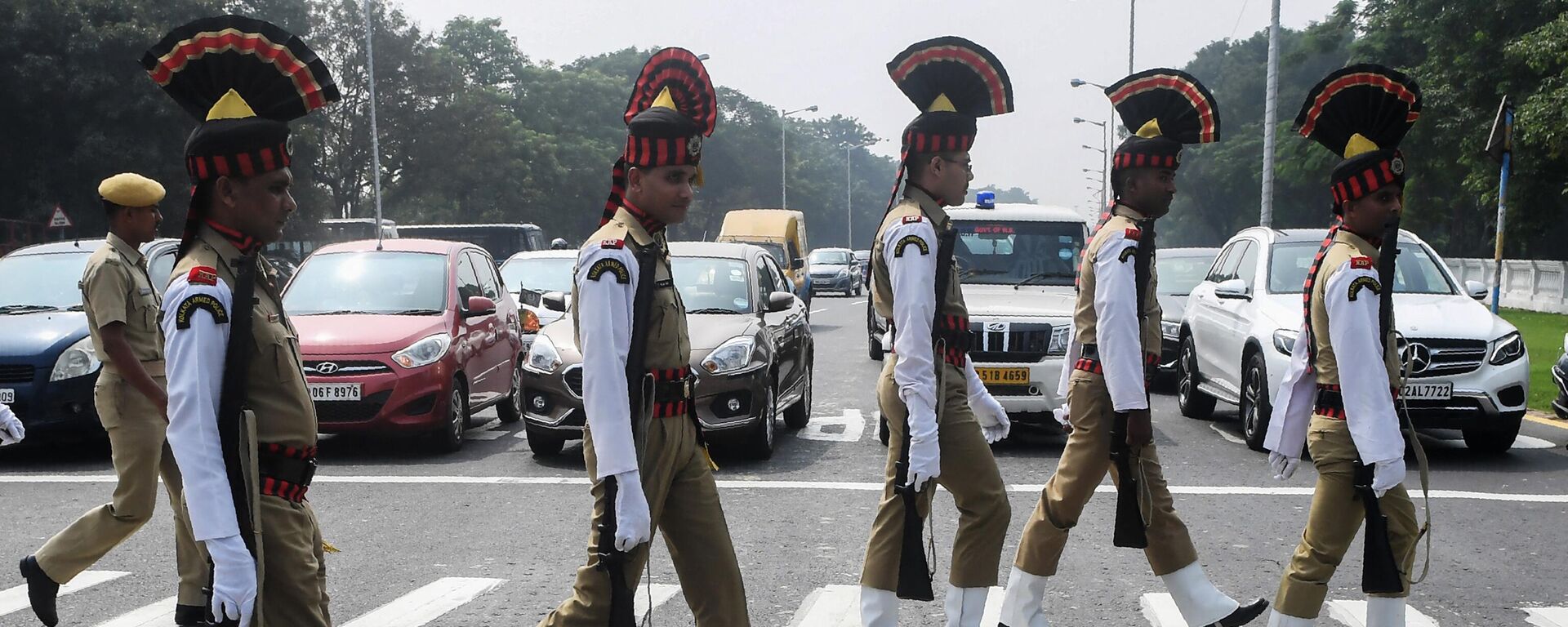 Officers of the Kolkata Armed Police walk cross a road after a function to mark the 76th anniversary of the establishment of the Azad Hind provisional government and independence army that became the Indian National Army, in Kolkata on October 21, 2019. - Sputnik India, 1920, 26.12.2023