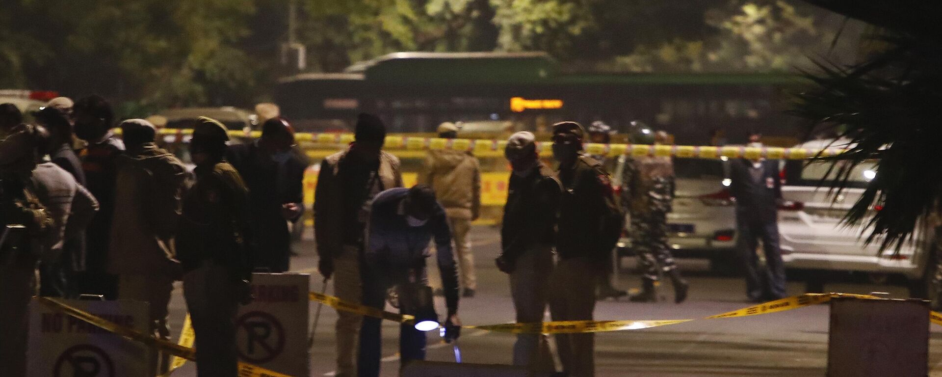 Policemen stand guard near the Israeli Embassy after a blast in the area in New Delhi, India, Friday, Jan. 29, 2021. - Sputnik India, 1920, 27.12.2023
