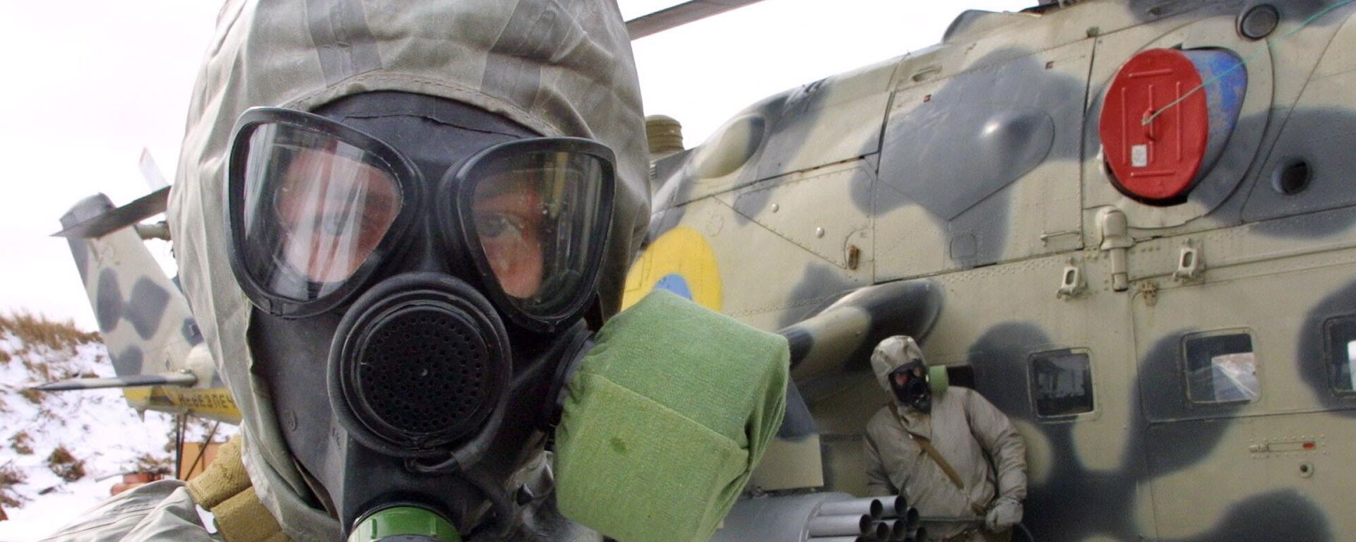FILE PHOTO: Ukrainian soldier wears a protective suit and a gas mask during exercises of Ukrainian anti-chemical weapons forces in Kalyniv, 620 kilometers (390 miles) west of Kiev, Ukraine, - Sputnik भारत, 1920, 27.12.2023