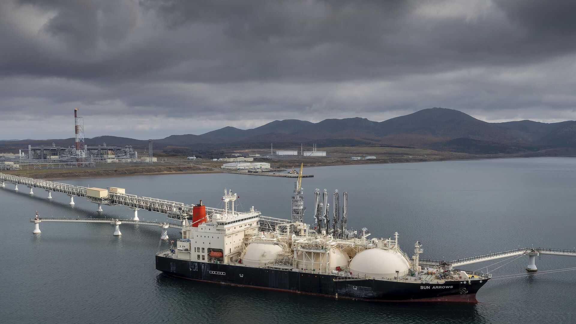 The tanker Sun Arrows loads its cargo of liquefied natural gas from the Sakhalin-2 project in the port of Prigorodnoye, Russia, on Friday, Oct. 29, 2021. - Sputnik भारत, 1920, 30.12.2023